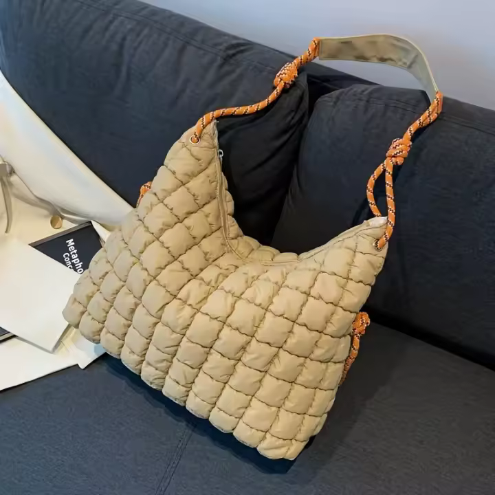 Bolso de Hombro Acolchado de Moda Otoño-Invierno 2023 Gran Capacidad, Cierre con Cremallera, Alternativa de Down, Disponible en Rosa Brillante, Khaki, Blanco, Morado, Negro, Bolso Novedoso - 1
