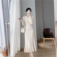 Vestido de punto de otoño e invierno para mujer, vestido largo informal de moda de Color sólido con pliegues y cuello redondo de manga larga para mujer - details 4