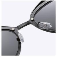 El conductor masculino conduce gafas de sol polarizadas metálicas para deslumbrar las gafas de sol - details 35