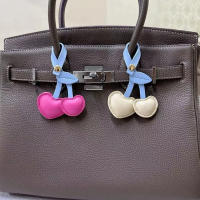 Lindo llavero de cuero PU, llavero de coche de amor, colgador de cuero PU, colgante de bolsa de dibujos animados de moda para hombres - details 7