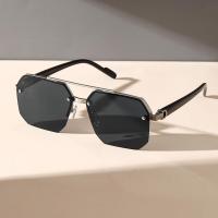 Gafas de sol de aviador cuadradas vintage para hombre, estilo piloto de los años 70, modernas gafas de sol de conducción de metal semi sin montura. - details 4
