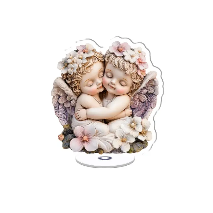 Una figura acrílica giratoria que presenta dos ángeles bebés con alas plegadas abrazándose, rodeados de flores vibrantes sobre un fondo blanco. - 1