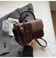 Nuevo bolso de mensajero versátil de hombro, bolso cuadrado pequeño portátil con costuras. - details 46