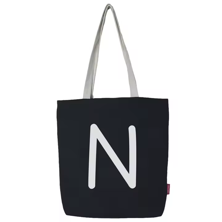 Bolso tote con cremallera, forro y bolsillo interior. Exterior: Algodón 100%. Incluye sobre de regalo de papel kraft. Modelo N. Color: Crudo / Negro. Medidas: 37x38 cm. - 1