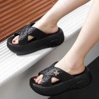 Nuevas zapatillas gruesas de moda para mujer, sandalias antideslizantes resistentes a los olores con suela suave para interiores y playa - details 2