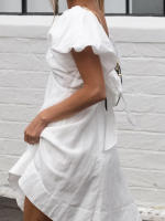 Vestido Xiaoxiangfeng de algodón y lino con cuello en V, manga abullonada y lazo, nuevo para otoño e invierno, versátil, de color blanco sólido. - details 7