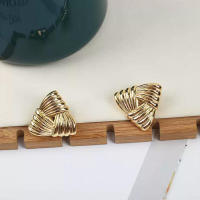 Pendientes plisados ​​de plumas retro con temperamento de nicho, pendientes triangulares envueltos con rayas doradas para mujer - details 2