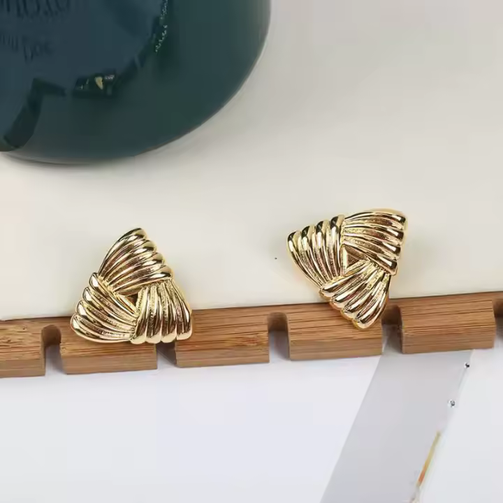 Pendientes plisados ​​de plumas retro con temperamento de nicho, pendientes triangulares envueltos con rayas doradas para mujer - 1