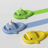 Zapatos de ducha abiertos de EVA con arena de playa y cubierta de nube de diagnóstico de tiburón 3D neutro - details 0