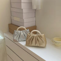 Bolso pequeño francés plisado, bolso pequeño de perlas de hadas de alta gama, bolso de mensajero tipo nube suave para niña - details 12