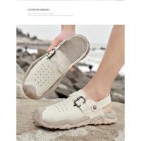 Verano dos usan zapatillas de playa, sandalias deportivas al aire libre y zapatos de montañismo. - details 18