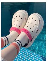 Los estudiantes usan la versión coreana de moda y creativa de los zapatos con agujeros, zapatillas geniales de cabeza de bolsa de paso de mierda de suela gruesa suave de EVA de verano para mujer - details 21