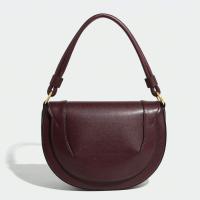 Bolso de sillín para mujer en color burdeos - Cuero sintético de alta calidad con cierre magnético en tono dorado, correa de hombro ajustable y costuras en contraste - Versátil para viajes, oficina, compras - Incluye correa para la muñeca - Regalo perfect - details 0