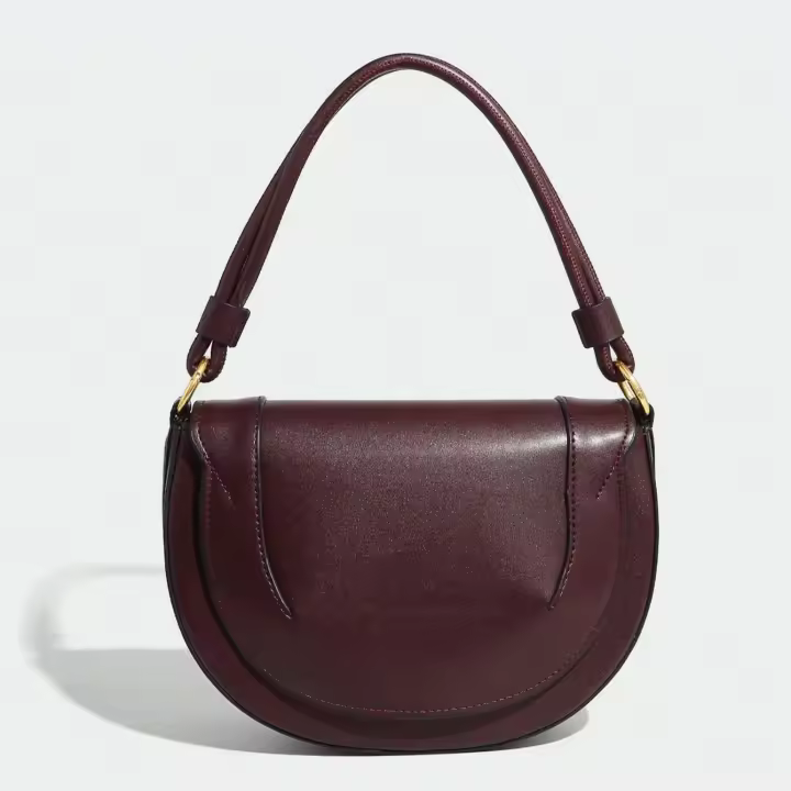 Bolso de sillín para mujer en color burdeos - Cuero sintético de alta calidad con cierre magnético en tono dorado, correa de hombro ajustable y costuras en contraste - Versátil para viajes, oficina, compras - Incluye correa para la muñeca - Regalo perfect - 1