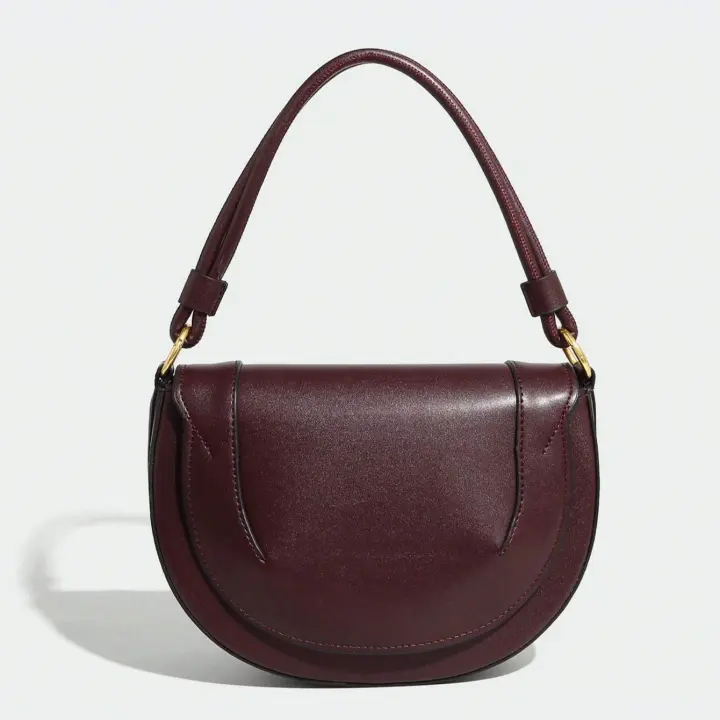 Bolso de sillín para mujer en color burdeos - Cuero sintético de alta calidad con cierre magnético en tono dorado, correa de hombro ajustable y costuras en contraste - Versátil para viajes, oficina, compras - Incluye correa para la muñeca - Regalo perfect - 1