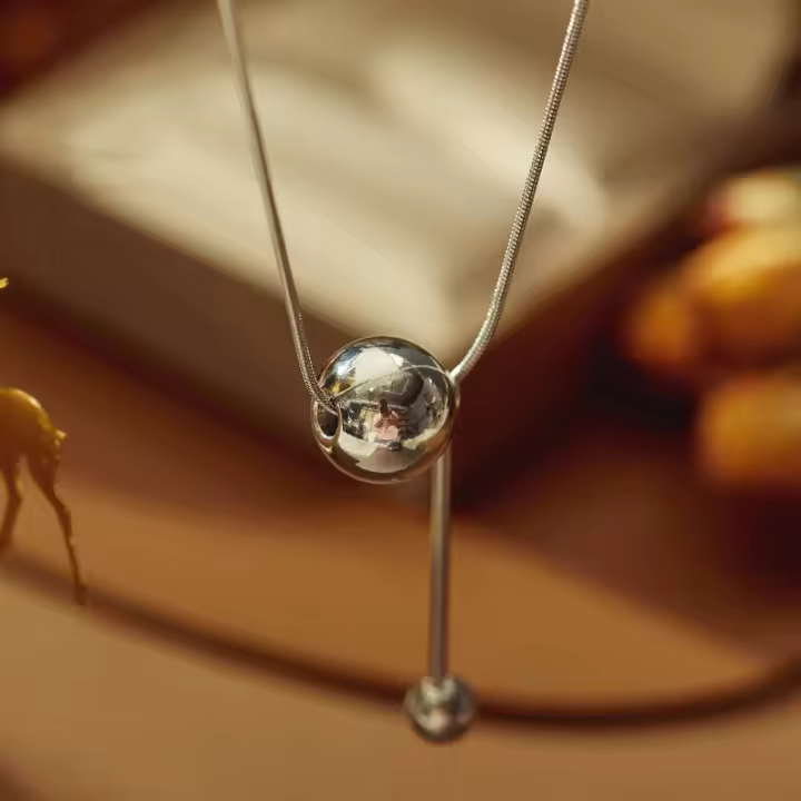 Collar de Acero de Titanio con Bolas Metálicas Diseño Exclusivo de Moda para Mujer - 1