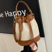 Bolso cruzado retro para mujer 2024 Correa ajustable, marrón ligero y rojo, herrajes dorados, trenzado Bolso spacioso para outfits casuales y formales - details 5