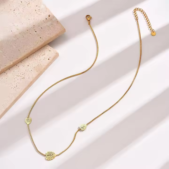 Collar de hoja hueca de corte personalizado de acero de titanio, joyería de cadena de clavícula que combina con todo, hoja de arce, superventas - 1
