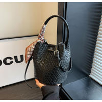 Bolso de mano de mujer nuevo de primavera y otoño de nicho de moda 2025, bolso de hombro versátil de moda, bolso de cubo tejido. - details 33