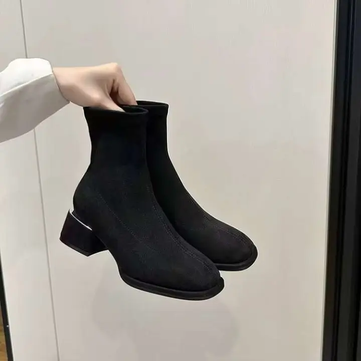 Novedades: calcetines de gamuza de invierno y otoño, tacones altos gruesos con punta cuadrada para mujer, botas cortas, tobillos de metal, modernos y modernos. - 1