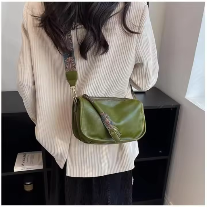 Bolso bandolera con correa ancha tipo dumpling - 1