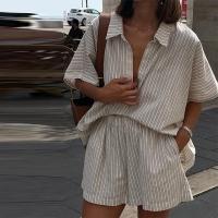 Conjunto de pantalones cortos a rayas para vacaciones para mujer, camisa informal con botones y solapa, pantalones cortos con cintura elástica, traje de playa para primavera y verano 2025 - details 6