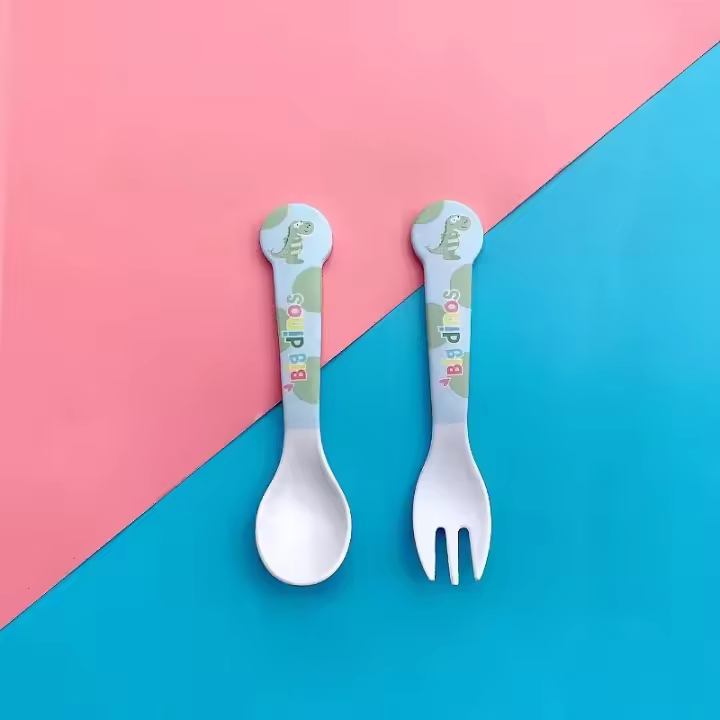 Juego de Vajilla de Fibra de Bambú para Niños y Bebés Set de Platos, Tazas, Tenedores y Cucharas con Patrón de Dibujos Animados de Dinosaurio Bonito 5 Piezas - 1