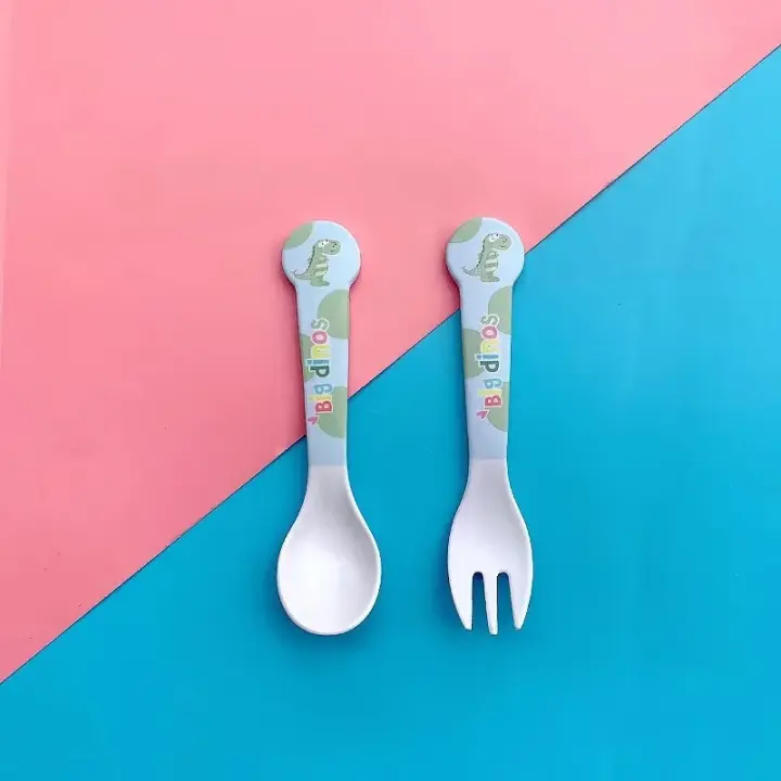 Juego de Vajilla de Fibra de Bambú para Niños y Bebés Set de Platos, Tazas, Tenedores y Cucharas con Patrón de Dibujos Animados de Dinosaurio Bonito 5 Piezas - 1