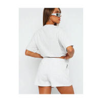 Conjunto de dos piezas de camiseta de manga corta y pantalones cortos de color gris claro para verano, unisex, informal y deportivo. - details 1