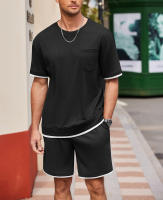 Traje deportivo de hombre con bloques de color, pantalones cortos de dos piezas, cuello redondo y camiseta de manga corta. - details 1