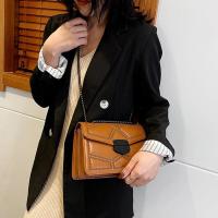 Bolso de hombro Retro con cadena y remaches para mujer, bandolera cuadrada pequeña a la moda de cuero PU con tapa, bolso de diseñador - details 9
