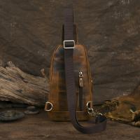 [Luxo diario] Bolso de pecho de cuero genuino para hombre: elegante bandolera de cuero marrón con correa ajustable, múltiples compartimentos con cremallera y diseño espacioso para uso diario - details 3