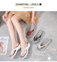 Zapatillas de mujer, novedad de verano, zapatos deslizantes con botones de Metal a la moda, sandalias de playa con cuña, chanclas de ocio con plataforma exterior para mujer - details 1