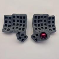 Kit de teclado mecánico personalizable Charybdis Split Keyboard: diseño 4x6 con reposabrazos integrados con trackball, soporte, conexión cableada/inalámbrica y compatibilidad ZMK/QMK. Accesorio para juegos ideal para gamers, con teclas en color blanco. - details 1