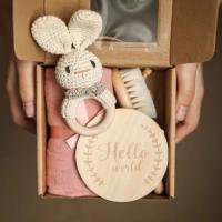 Caja de regalo para recién nacido, Toalla de baño de algodón para bebé, mantas para envolver, cepillo de lana para el pelo, juguete de ganchillo hecho a mano, tarjeta de felicitación, 4 piezas por juego - details 1