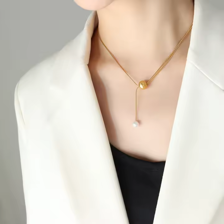 Collar de moda con colgante de borla de perlas y cadena de hueso de serpiente chapada en oro de acero titanio, estilo francés, para mujer. - 1