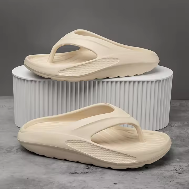 Chanclas zapatos de hombre de suela gruesa pisando mierda sintiendo pellizco en la playa zapatillas marea - 1