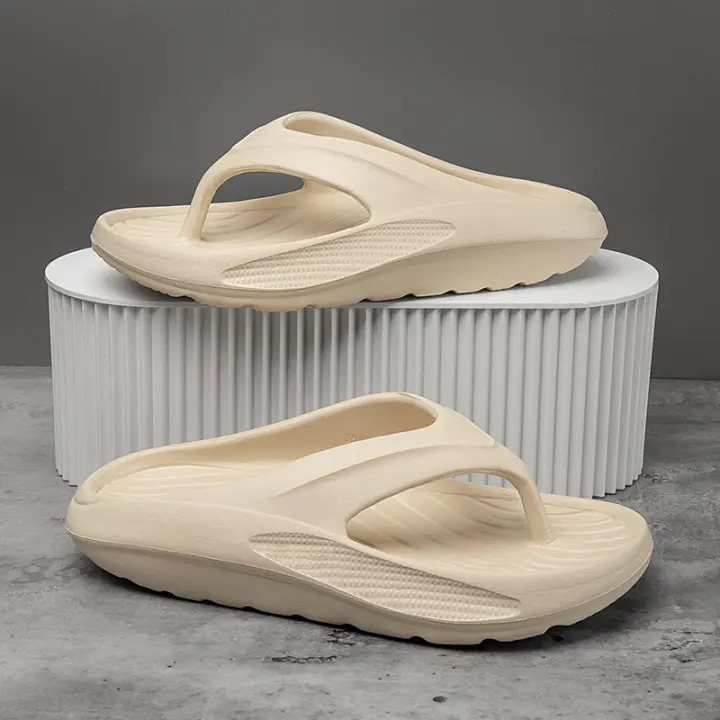 Chanclas zapatos de hombre de suela gruesa pisando mierda sintiendo pellizco en la playa zapatillas marea - 1