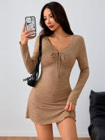 Vestido sencillo de mujer con cuello en V y falda corta delgada - details 4