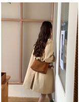 Bolso bandolera retro de gamuza para mujer de la colección europea - Bolso de hombro ajustable color café con cierre de cremallera, bolso minimalista para ir al trabajo, bolso bandolera informal, bolso de diseño europeo, acabado de textura suave - details 36