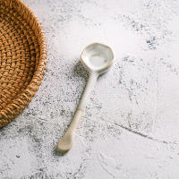 Cuchara de café de cerámica resistente al calor mango largo retro de estilo japonés condimento de arcilla cuchara agitadora al por mayor cerámica gruesa hecha a mano ins viento pequeño - details 8