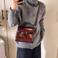 Nuevo Bolso Retro de Gamuza 2025 Estilo Contraste para Mujeres Bolso de Hombro Portátil con Hebilla de Cinturón - details 3