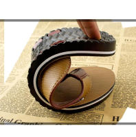 2025Nuevas Chanclas de Verano para Hombres Sandalias de Textura de Madera Antideslizantes Zapatos de Playa de Punta Plana - details 3