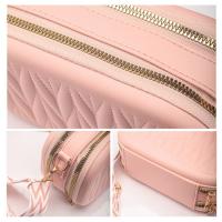 Neceser de viaje moderno de piel sintética, bolso bandolera cuadrado portátil, diseño acolchado con correa, organizador de artículos de tocador impermeable - details 7
