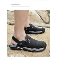 Verano dos usan zapatillas de playa, sandalias deportivas al aire libre y zapatos de montañismo. - details 31