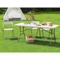 mesa plegable en jardín