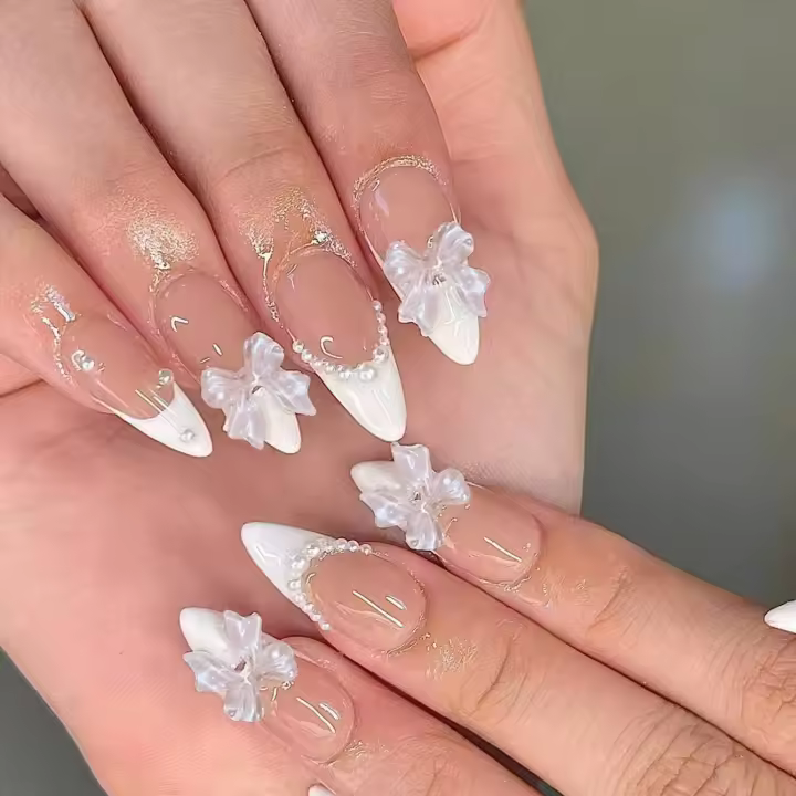 24 piezas de uñas postizas cortas en forma de almendra con borde redondo y perlas blancas, diseño francés lindo y dulce para uso diario. - 1
