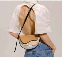 Bolso pequeño, bolso nuevo, bolso de hombro, bolso de mensajero tipo saddle, de color contrastante y con diseño de onda curva. - details 4