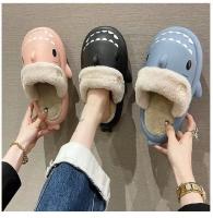 Zapatillas de algodón se pueden usar fuera de casa, zapatos antideslizantes, pantuflas cálidas para mujer, explosión de tiburón, pareja. - details 1