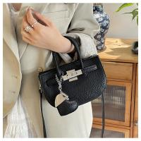 Bolsa de sillín portátil simple para mujer 2025 nueva bolsa de mensajero de hombro de tendencia de moda de estilo extranjero - details 13